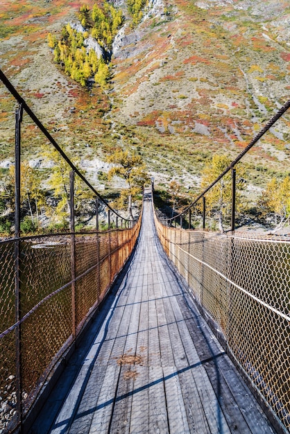 Hangbrug over bergrivier in kloof. Rusland, Altai, Chulyshman River