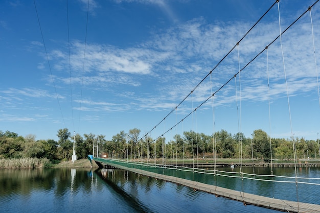 Hangbrug over de rivier. Semikarakorsk stad