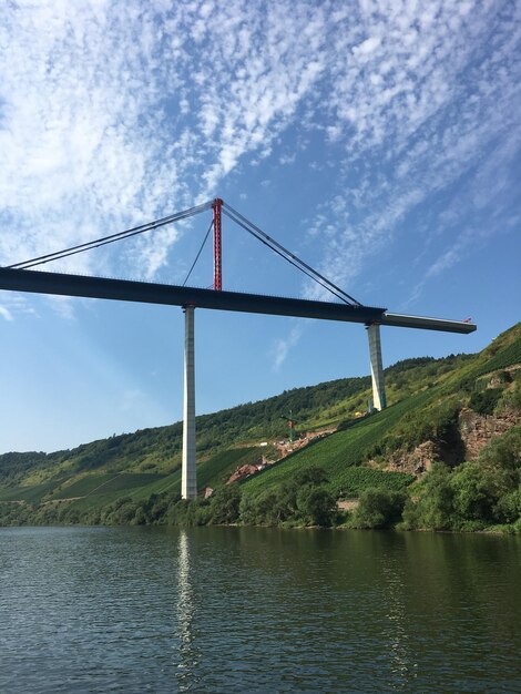 Foto hangbrug over de rivier tegen de lucht