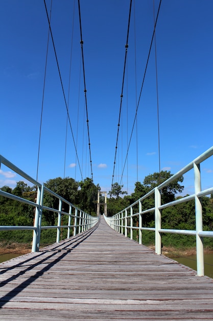 hangbrug over de rivier