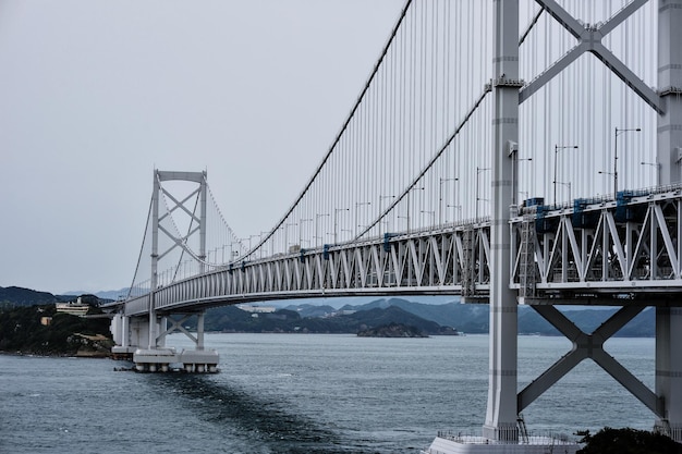 Hangbrug over de zee tegen de lucht