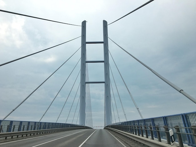 Hangbrug tegen de lucht in de stad