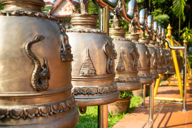 Molte campane appese nel tempio pubblico tailandese