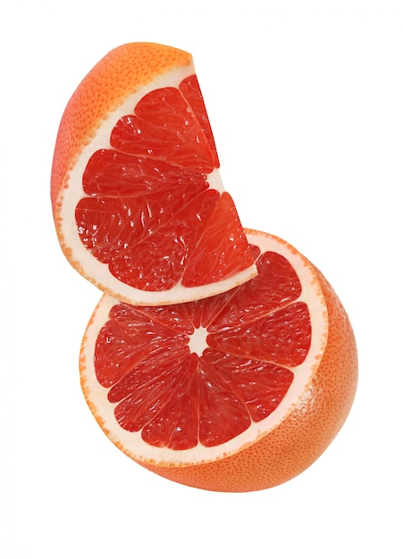 Hangend, dalend en vliegend stuk grapefruitvruchten dat op witte achtergrond met het knippen van weg wordt geïsoleerd