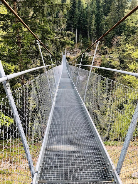 Hangende brug over een kanon