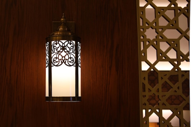 Hangende gouden lantaarn, lamp met arabische decoratie, arabesk ontwerp voor moslimachtergrond