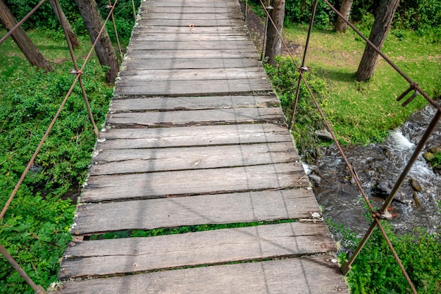 Hangende houten brug in het bos