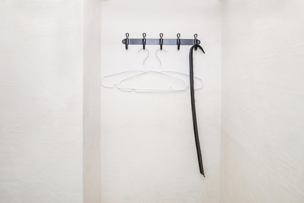 Hanger op een witte muur Haken voor bovenkleding