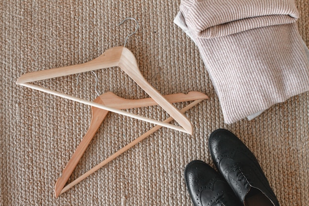 Hangers met kleding en schoenen. Opbergen en bestellen in de kast