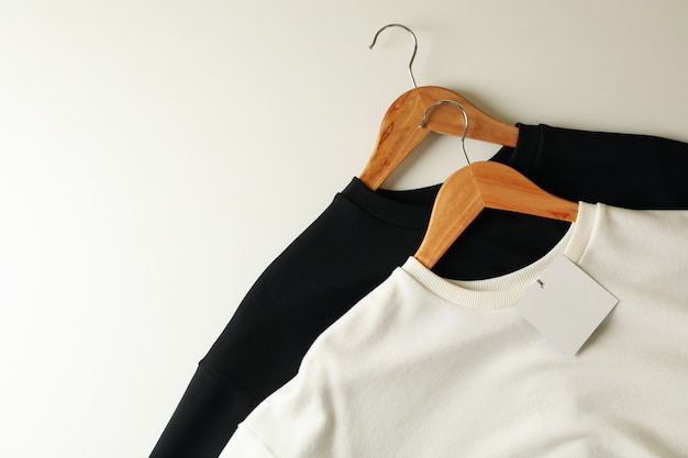 Hangers met stijlvolle sweatshirts