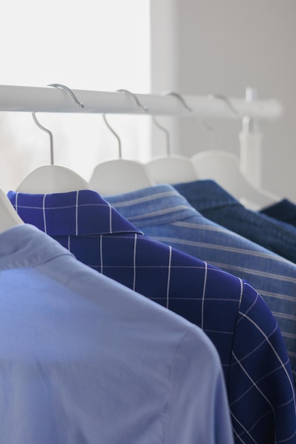 Вешалки с одеждой, гардеробом, рубашкой, курткой синего цвета, для хранения одежды или покупок