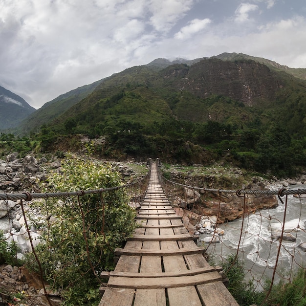 写真 ネパールの山川に架かる吊り橋