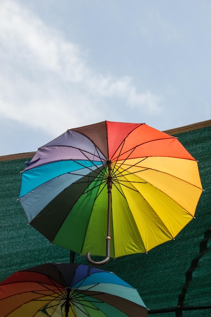 Висячие красочные зонтики городского уличного украшения