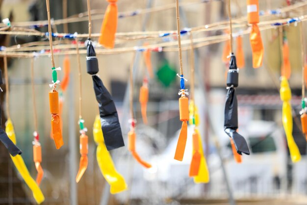 Photo hanging firecrackers of different colors during the mascleta a tradition of the city of valencia