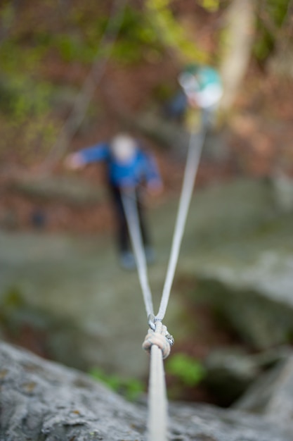 写真 登山者カラビナとロープをロープにぶら下がっています。