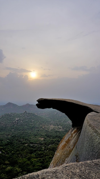 Висячая скала пика Авалабетта, расположенная в Чикабаллапуре, штат Карнатака.