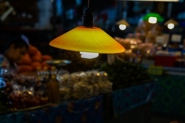 Hanglamp of lampen hangen in de gang op de markt.