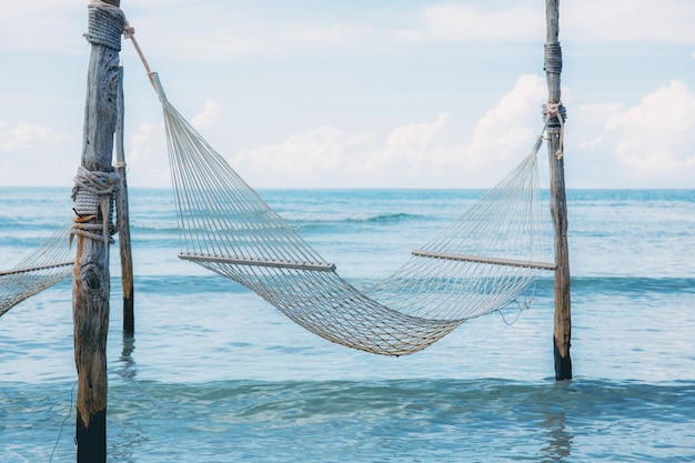 Hangmat op strand van Thailand.