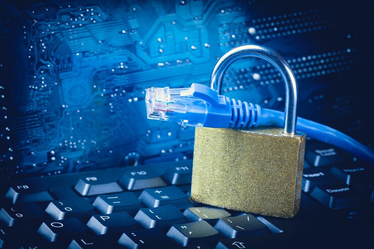 Foto hangslot met dichte omhooggaand van de ethernetnetwerkkabel tegen blauwe moederbordachtergrond.