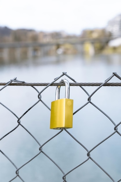 Hangslot op de rivierbrug