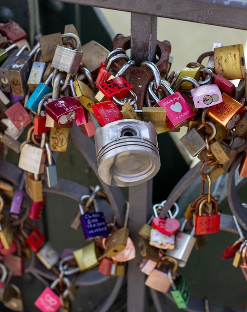 Hangsloten op een brug in Frankfurt-am-main, Duitsland. Het ritueel van het bevestigen van hangsloten als symbool van liefde aan een brug is sinds de jaren 2000 gebruikelijk in Europa.