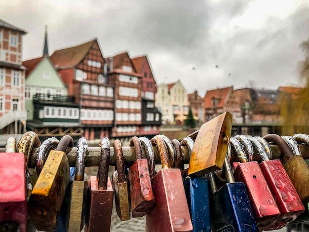 Foto hangsloten op metalen hekken tegen de lucht in de stad