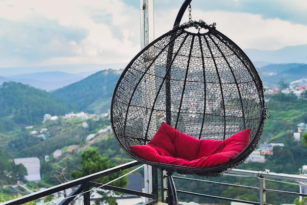 Hangstoel met kussen tegen bergen in de stad Da Lat in Vietnam