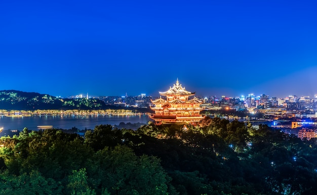 杭州市の夜景と古代のパビリオン