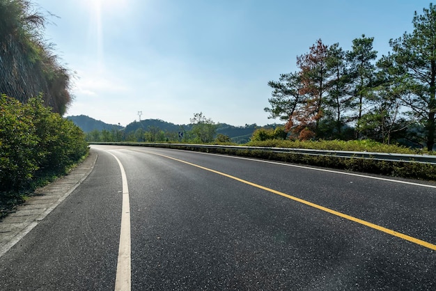 Autostrada della foresta di montagna del lago qiandao di hangzhou