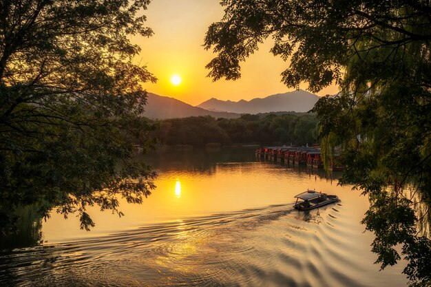 Photo hangzhou west lake chinese garden scenery at sunset