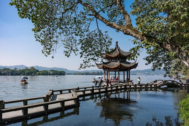 写真 杭州西湖 中国様式の庭園風景