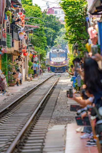 하노이 베트남 SEP 24 2023 하노이 고대 도시에서 철도 근처에 사는 사람들의 삶 열차 노선 의 거리는 하노이 관광객들에게 유명한 장소입니다.
