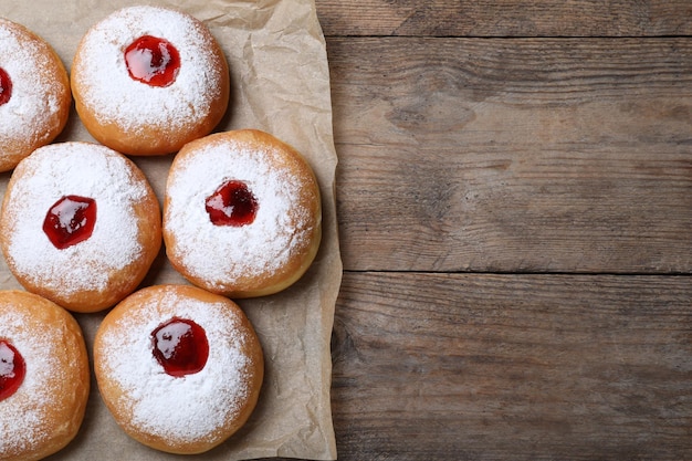 Hanukkah donuts met gelei en suikerpoeder op houten tafel plat lag Ruimte voor tekst