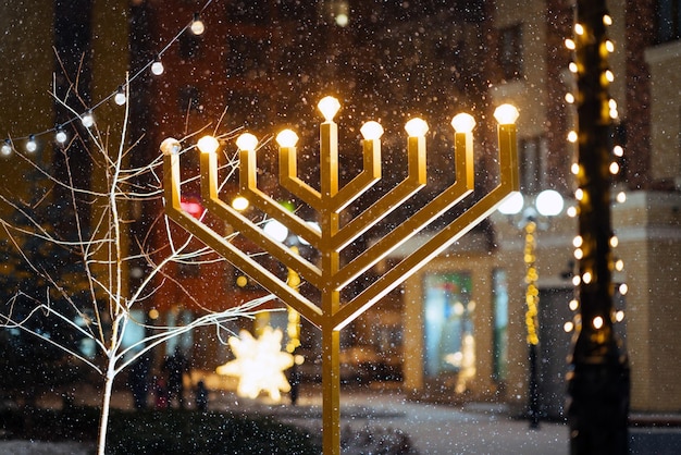 Hanukkah menorah met elektrische lichten feestelijke fotografie Hanukkah op een besneeuwde avond