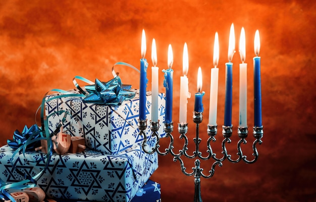 Foto menorah di hanukkah con candele accese