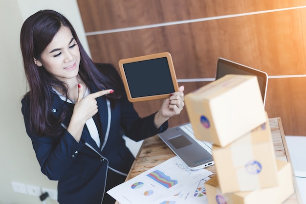 hapiness en vreugdevolle Aziatische vrouw maakt online winkelen