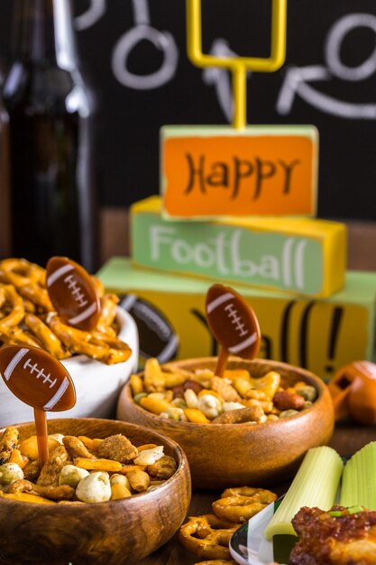 Hapjes op tafel voor het voetbalfeest.