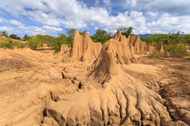 È successo dall'erosione del suolo di pioggia e vento naturalmente, nan, tailandia