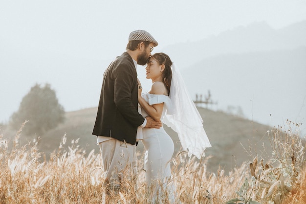 写真 幸せに結婚したカップル