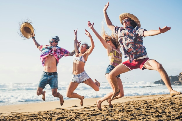 写真 幸せと若い世代の人々は、夏休みにエバッハで友情の中で一緒に楽しみ、狂ったようにジャンプし、青い海と空でたくさん笑います