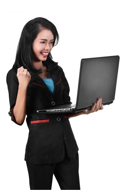 Счастье азиатских бизнес женщина держит ноутбук с возбужденным выражением