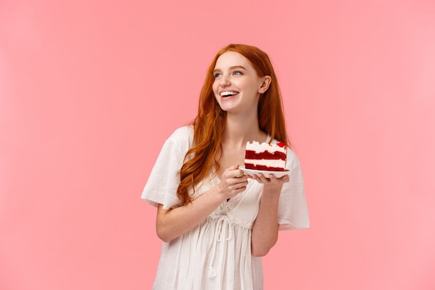 Foto concetto di felicità, celebrazione e stile di vita. donna carismatica di redhead che ride e che gode