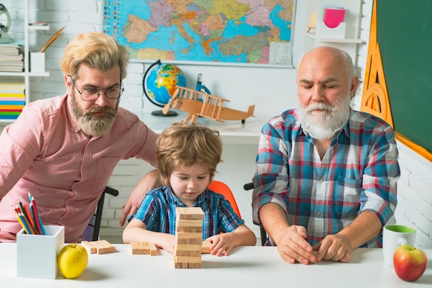 Felicità concetto di stile di vita familiare genitorialità infanzia valori weekend maschio multi generazione portrai