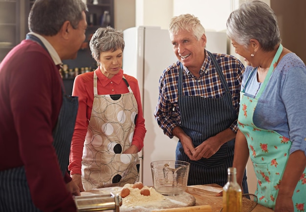Счастье самодельное Снимок группы пожилых людей, готовящих на кухне