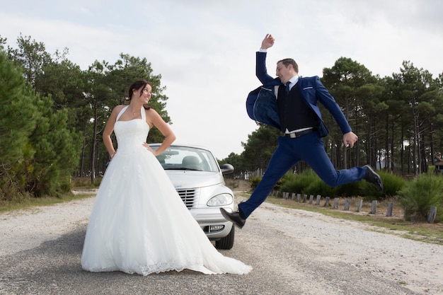 結婚式当日の新郎のハッピージャンプ