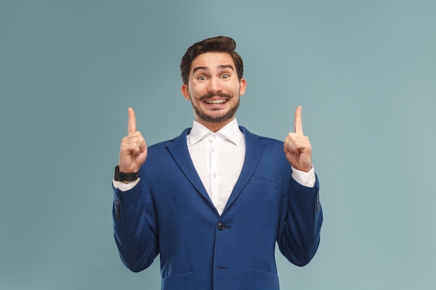 Uomo della felicità che punta il dito verso lo spazio della copia