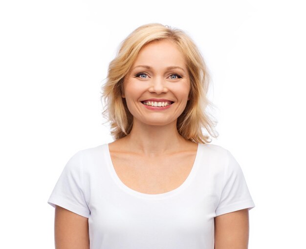 행복과 사람 개념 - 빈 흰색 티셔츠에 웃는 여자