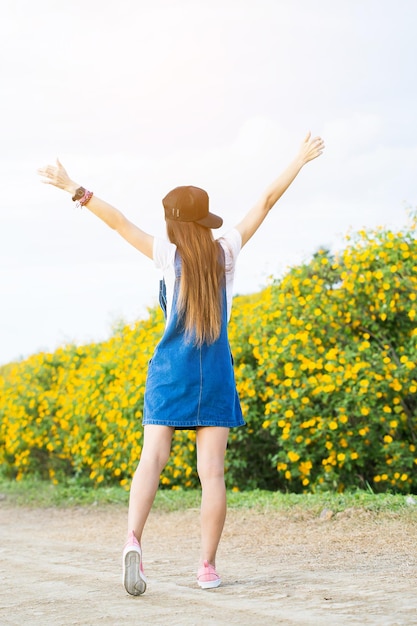 幸せな女性は屋外にいる