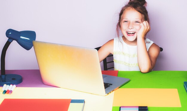 Домашнее обучение для счастливого ребенка Обучение онлайн-обучение Домашнее дистанционное обучение
