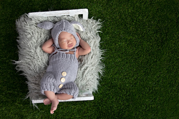 Photo happy adorable baby girl sleeping in crib. small kid having day nap in  bed